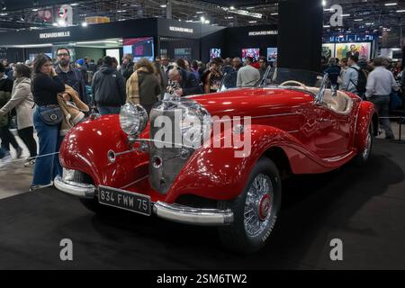 Paris, France - Rétromobile 2025. Vue sur une Mercedes-Benz 540 K Special Roadster rouge 1937. Banque D'Images