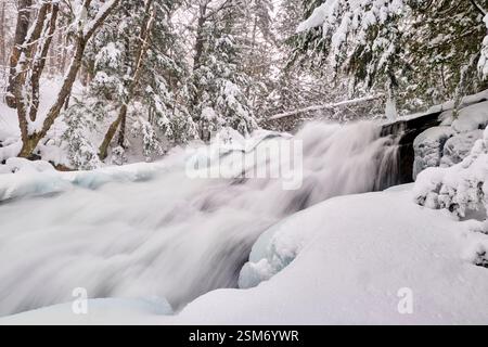 Une vue hivernale depuis le fond des chutes de la station piscicole à Muskoka. Banque D'Images
