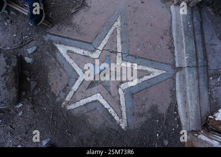 étoile rouge blanche et bleue sur le sol d'un vieux magasin dans une ville abandonnée Banque D'Images