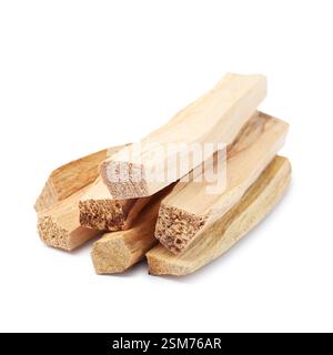 Pile de bâtons palo santo isolés sur blanc Banque D'Images