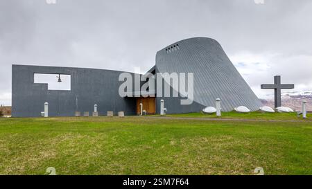Blonduoskirkja bâtiment moderne d'église en béton dans la ville de Blonduos, péninsule de Skagi, Islande. Banque D'Images