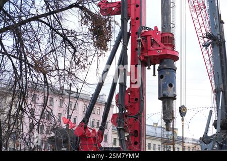 Perceuse hydraulique sur chantier. Engin de forage avec tige de forage rapprochée et outil. Machinerie lourde dans le bâtiment Banque D'Images