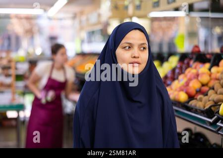 Portrait de la jeune femme shopper dans hijab dans le supermarché Banque D'Images