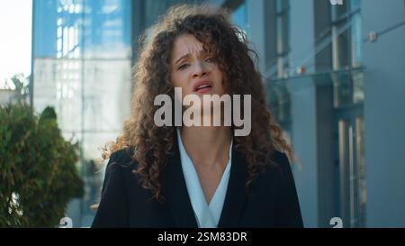 En colère fou mécontent femme caucasienne agacée fille femme d'affaires se sentent colère rage irritation expression négative regardant le conflit de caméra Banque D'Images