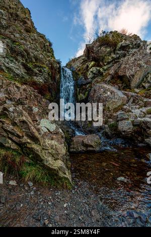 Chute d'eau Lightspout dans la vallée de Carding Mill : paysage serein de Rocky Streams et de Tranquil Falls Banque D'Images