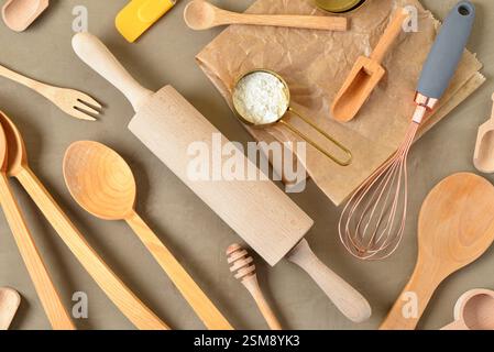 Ensemble d'ustensiles de cuisson sur fond brun Banque D'Images