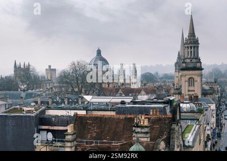 Carfax, Oxford, Angleterre - la vue depuis le sommet de la tour Carfax à la jonction de St Aldate, Cornmarket Street, Queen Street et High Street Banque D'Images