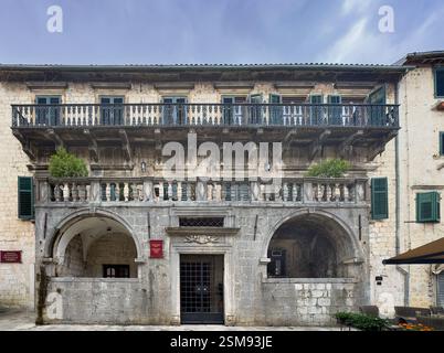 Kotor, Monténégro - 2 juillet 2024 : ancien centre historique. Façade de manoir familial Pima Banque D'Images