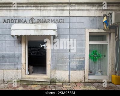 Kotor, Monténégro - 2 juillet 2024 : ancien centre historique. La façade avant de la pharmacie Banque D'Images