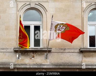 Kotor, Monténégro - 2 juillet 2024 : ancien centre historique. Drapeau du Monténégro et de la municipalité de Kotor au palais de Drago Banque D'Images