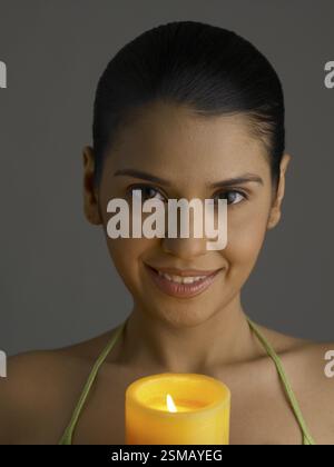 South Asian Woman holding indienne et montrant que les bougies MR #  702 Banque D'Images