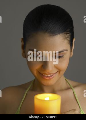 South Asian Woman holding indienne et montrant que les bougies MR #  702 Banque D'Images