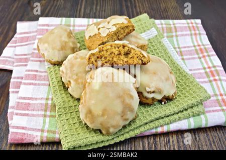 Citrouille Cookies tout sur un green et serviettes à carreaux sur un fond en bois Banque D'Images