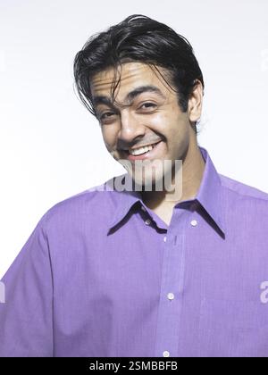 Gros plan d'un homme indien d'Asie du Sud montrant l'expression faciale souriante MR#702A. Banque D'Images
