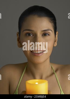 South Asian Woman holding indienne et montrant que les bougies MR #  702 Banque D'Images