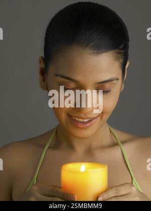 South Asian Woman holding indienne et montrant que les bougies MR #  702 Banque D'Images