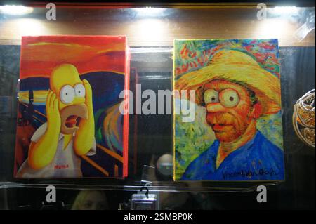 Deux petites peintures côte à côte. Personnage de dessin animé jaune Homer Simpson couvrant ses oreilles avec ses mains. Homme à barbe bleue avec un chapeau de paille, basé sur Banque D'Images