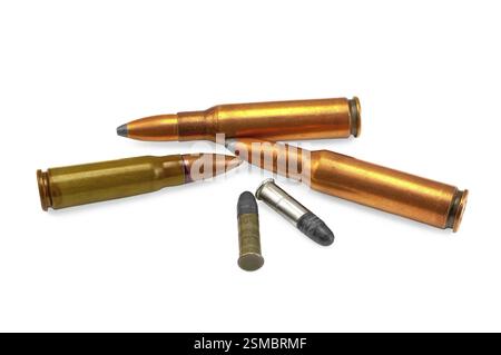 Trois balles pour les armes automatiques et deux pour le fusil à petit canon isolé sur fond blanc Banque D'Images