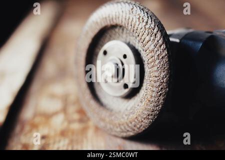 Gros plan d'une meule sur une surface en bois montrant la texture et les détails Banque D'Images