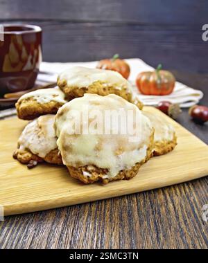 L'ensemble des cookies sur la plaque de citrouille, brown cup, doublures, potiron et acorn sur un fond en bois Banque D'Images