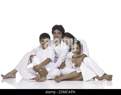 Famille indienne d'Asie du Sud avec père mère fils et fille assis et appréciant M. 698, 699, 700, 701 Banque D'Images