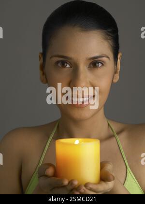 South Asian Woman holding indienne et montrant que les bougies MR #  702 Banque D'Images