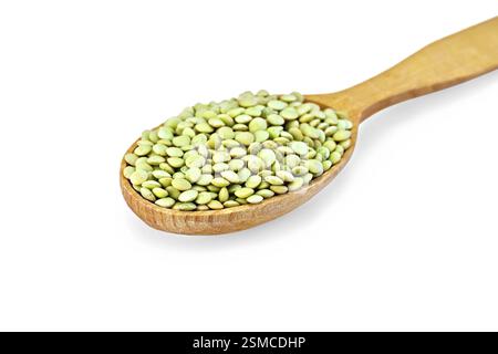 Lentilles vertes dans une cuillère en bois isolée sur fond blanc Banque D'Images