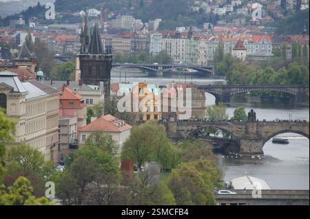Panorama de Prague. Les toits rouges et les flèches bordent la rivière Vltava. Le pont Charles, bordé de statues, relie la vieille ville à la petite ville. République tchèque Banque D'Images