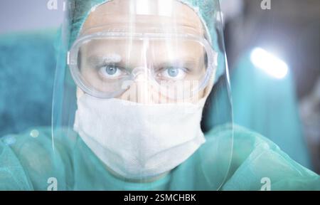 Individuel en vêtements de protection médicale avec un regard intense Banque D'Images