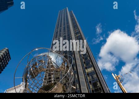 Trump International Hotel and Tower avec Globe à Columbus Circle, New York, États-Unis Banque D'Images