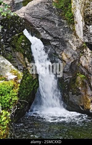 Cascade sur la rivière sur un Zhigalan Kvarkush Ridge dans le nord de l'Oural Banque D'Images