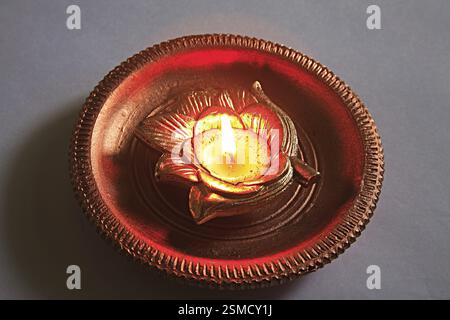 Fête indienne Dipawali ou diwali célébration Diya lampe à huile d'argile sur fond gris, Bombay Mumbai, Maharashtra, Inde, Asie Banque D'Images