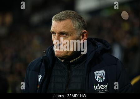 Le manager de West Bromwich Albion Tony Mowbray sort avant le match de championnat EFL entre West Bromwich Albion et Blackburn Rovers Banque D'Images