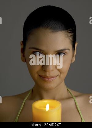 South Asian Woman holding indienne et montrant que les bougies MR #  702 Banque D'Images