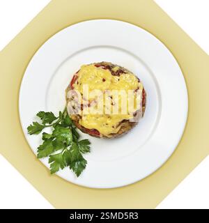 Plat de riz frit avec viande (pilaf) sur assiette blanche. Image isolée avec fond blanc. Vue de dessus. Nature morte de la cuisine russe de table Banque D'Images