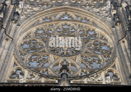 La rosace de la cathédrale Vitus, chef-d'œuvre de l'architecture gothique. Motifs géométriques complexes en vitrail, symbole de foi et de lumière. Le Banque D'Images