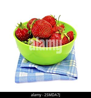 Les fraises dans un bol en plastique vert sur une serviette à carreaux bleu isolé sur fond blanc Banque D'Images