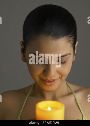 South Asian Woman holding indienne et montrant que les bougies MR #  702 Banque D'Images