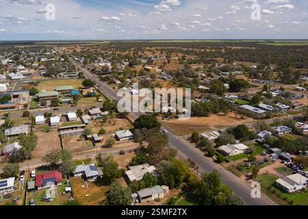 Vue aérienne de la ville de Walgett, située en Nouvelle-Galles du Sud, Australie. La ville est caractérisée par une disposition en forme de grille avec des rues qui courent parall Banque D'Images