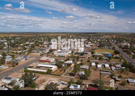 Vue aérienne de la ville de Walgett, située en Nouvelle-Galles du Sud, Australie. La ville est caractérisée par une disposition en forme de grille avec des rues qui courent parall Banque D'Images