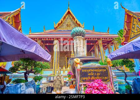 BANGKOK, THAÏLANDE - 12 MAI 2019 : l'autel plein air bondé à l'entrée principale d'Ubosot dans le Grand Palais, le 12 mai à Bangkok, Thaïlande Banque D'Images