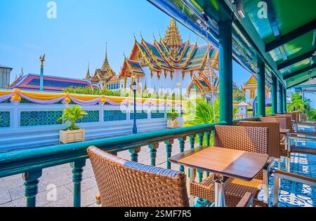 Détendez-vous dans un petit café dans le complexe Grand Palace avec une vue sur Dusit Maha Prasat Throne Hall, Bangkok, Thaïlande Banque D'Images