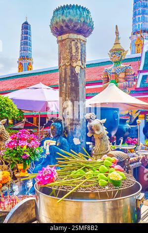BANGKOK, THAÏLANDE - 12 MAI 2019 : le petit autel extérieur, la zone de prière au sanctuaire Phra Ubosot dans le temple du Bouddha d'Émeraude, Grand Palais, le 12 mai à Banque D'Images