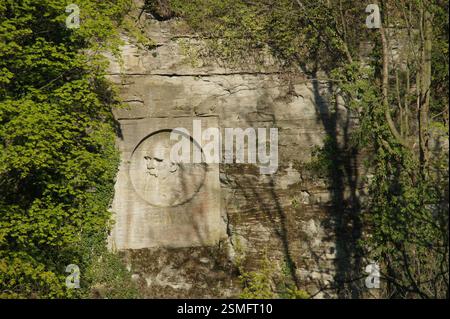 Johann Gottfried Schadow, figure éminente du monde de l'art, est honoré par un portrait en bas-relief sculpté dans une falaise de grès. Cet hommage Banque D'Images