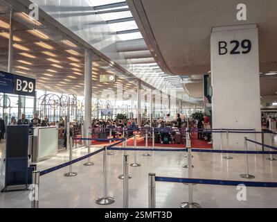 PARIS, FRANCE - 19 AOÛT 2024 : une scène animée à l'intérieur du terminal B de l'aéroport Charles de Gaulle de Paris (CDG). CDG Roissy Paris Aéroport Charles de Gaulle i Banque D'Images