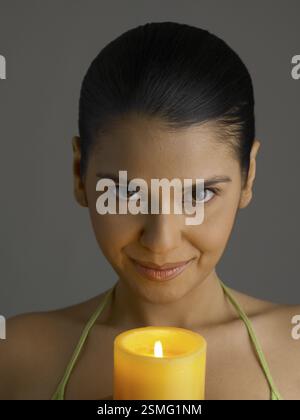 South Asian Woman holding indienne et montrant que les bougies MR #  702 Banque D'Images
