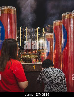 Balikpapan, Indonésie - 28 janvier 2025. Ils prient pour demander des bénédictions en accueillant le nouvel an chinois. Banque D'Images