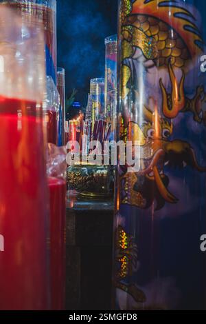 Balikpapan, Indonésie - 28 janvier 2025. Le censer a quelques textures sculptées par un dragon. Banque D'Images