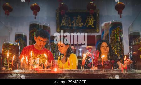 Balikpapan, Indonésie - 28 janvier 2025. Ils allument des bougies pour se préparer à prier pour le réveillon du nouvel an chinois. Banque D'Images