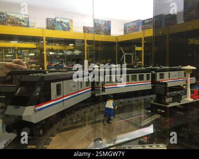 Présentoir LEGO train. Modèle détaillé avec divers ensembles de trains LEGO. Collection populaire parmi les passionnés de LEGO. Représente une gare sce animée Banque D'Images